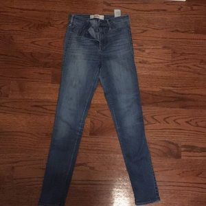 Medium wash High Rise Hollister jeans!